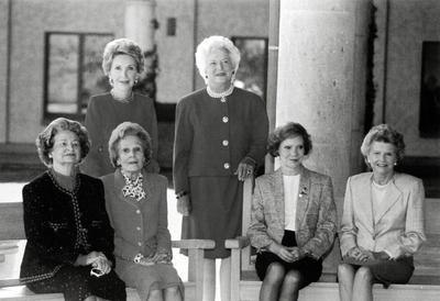 RECORD DATE NOT STATED First Lady Barbara Bush, center, poses for a photograph with five of her predecessors at the open-stock-foto