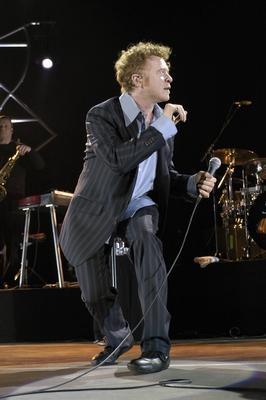 Bildnummer: 50598540  Datum: 26.05.2003  Copyright: imago/Stefan M PragerS?nger Mick Hucknall (GBR/Simply Red) anl?sslich eines Konzerts in M?nchen, Personen; 2003, M?nchen, Konzerte, Musiker, Pop, Soul, Hucknall; , hoch, Kbdig, Einzelbild, Freisteller, Musik, Kunst, Deutschland, Aktion, PeopleBildnummer 50598540 Date 26 05 2003 Copyright Imago Stefan M Prague Singer Mick Hucknall GBR Simply Red during a Concert in Munich People 2003 Munich Concerts Musician Pop Soul Hucknall vertical Kbdig Single cut out Music Art Germany Action shot Celebrities-stock-foto