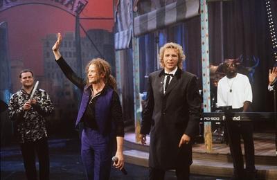 Wetten, da?...? 10/95 her Mick Hucknall (Simply Red) und Thomas Gottschalk (Mi.v.li.) Fernsehen TV Show quer halb stehe-stock-photo