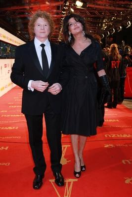 45. Goldene Kamera Mick Hucknall and girlfriend Gabriella Wesberry - 45. Verleihung - die Goldene Kamera - von HOERZU in-stock-foto