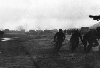 Bildnummer: 55838576  Datum: 06.06.1944  Copyright: imago/United ArchivesWW2: Scenes on a Normandy beachhead as crack British troops made their way on the first landing morning of Tueday 6th June 1944. D Day. Mono Print !AUFNAHMEDATUM GESCH?TZT! kbdig 2011 quer WW2 WWII World War Two FLM1859 (WA) 174/15207 France & French D Day  o0 Zweiter Weltkrieg, Krieg, 2., Landung, Normandie, D Day 55838576 Date 06 06 1944 Copyright Imago United Archives WW2 Scenes ON a Normandy  As Crack British Troops Made their Way ON The First Landing Morning of  6th June 1944 D Day Mono Print date estimated Kbdig 2011 horizontal WW2 WWII World was Two FLM1859 Wa 174  France & French D Day o0 Second World War II War 2 Landing Normandy D Day-stock-photo