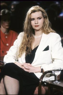 Bildnummer: 56761466  Datum: 01.03.1992  Copyright: imago/teutopressVeronica Ferres 03/92 dar Frau Fernsehen Film Schauspiel blond langhaarig Blazer wei? Kleid schwarz seri?s hoch halb sitzend Stuhl Studio ernst People 01 xmk x0x 1992 hoch  56761466 Date 01 03 1992 Copyright Imago teutopress Veronica Ferres 03 92 dar Woman Television Film Acting blond long haied Blazer white Dress Black seriously vertical half seated Chair Studio Ernst Celebrities 01 xmk x0x 1992 vertical-stock-foto