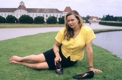 Bildnummer: 56809238  Datum: 01.07.1989  Copyright: imago/teutopressVeronica Ferres (Schauspielerin) 07/89 ue Veronica Ferres im Juli 1989 am Schloss Nymphenburg bei M?nchen Deutschland deutsch Deutsche Frau TV Kino Film Fernsehen Schauspiel blond langhaarig Rock Bluse Armreif sommerlich barfu? Sommer Uhr Armbanduhr Wiese Gras Schloss Park Parkanlage Schlosspark quer ganz sitzend l?chelnd drau?en exklusiv People Shooting xns x0x 1989 quer  56809238 Date 01 07 1989 Copyright Imago  Veronica Ferres Actress 07 89 Ue Veronica Ferres in July 1989 at Castle Nymphenburg at Munich Germany German German Woman TV Cinema Film Television Acting blond long haied Rock Blouse Bracelet Sommerlich Barefoot Summer Clock Watch Meadow Grass Castle Park Park Castle Park horizontal whole seated smiling outside exclusive Celebrities Shooting xns x0x 1989 horizontal-stock-photo