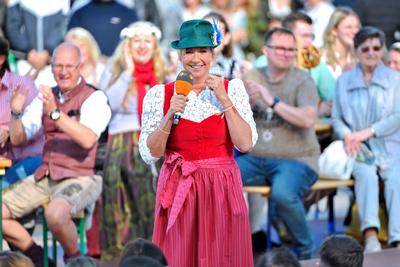 Entertainment Bilder des Tages ZDF - Fernsehgarten. Moderatorin Andrea Kiwi Kiewel w?hrend der ZDF - Unterhaltungsshow F-stock-foto
