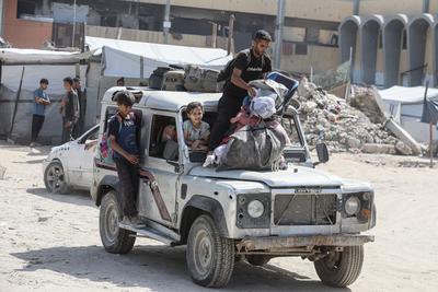 Palestinians carry their belongings as they flee Gaza City-stock-foto