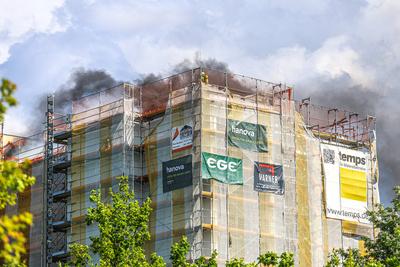 Feuer auf Hochhausdach im neunten Obergeschoss - Bewohner evakuiert-stock-foto