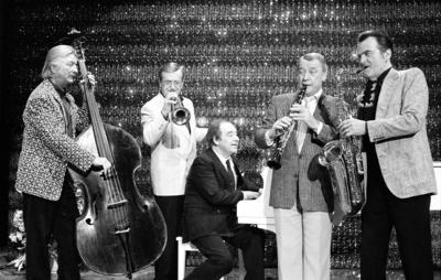 James Last, Hazy Osterwald, Paul Kuhn, Hugo Strasser, Max Greger (v.li.) 03/86 wie James Last, Hazy Osterwald, Paul Kuh-stock-foto