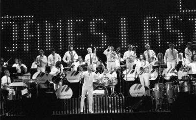 Bildnummer: 56673186  Datum: 21.06.1984  Copyright: imago/teutopressJames Last (Musiker) 06/84 stroe James Last in Hitsommernacht am 21. Juni 1984 Deutschland deutsch Deutscher Mann Bandleader Dirigent Arrangeur Autor Musik Popmusik TV Show Sendung Fernsehen Fernsehsendung Fernsehshow Auftritt B?hne live german Music Musician Performance Stage Orchester Band quer Totale sw People x0x xsk 1984 quer Aufmacher  56673186 Date 21 06 1984 Copyright Imago teutopress James Load Musician 06 84 Stroe James Load in Hitsommernacht at 21 June 1984 Germany German German Man Bandleader Conductor Arranger Author Music Pop music TV Show Consignment Television Television broadcast TV Appearance Stage Live German Music Musician Performance Stage Orchestra Tie horizontal long shot black and white Celebrities x0x xSK 1984 horizontal Highlight-stock-photo