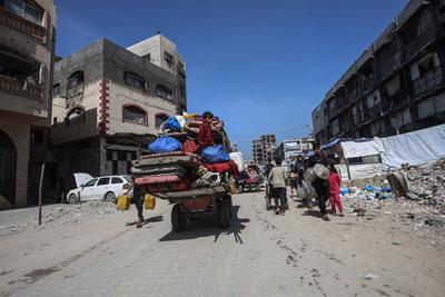 Palestinians carry their belongings as they flee Gaza City-stock-foto