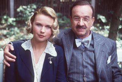 Bildnummer: 56901191  Datum: 26.07.2000  Copyright: imago/teutopressArmin Mueller-Stahl mit Veronica Ferres in Die Manns (ARD) 07/00 k?ck Schauspieler Schauspiel TV Fernsehen Film Kino kurzhaarig Kost?m Verkleidung sitzend draussen auf Bank Wald Baum B?ume halb quer angelehnt umarmend l?chelnd Fototermin Die Manns - ein Jahrhundertroman ?ber die Geschichte von Thomas Mann und seiner Familie am 26.07.2000 in M?nchen People Shooting x0x xsk 2000 quer Aufmacher  56901191 Date 26 07 2000 Copyright Imago  Armin Mueller Steel with Veronica Ferres in the Manns ARD 07 00 K?ck Actor Acting TV Television Film Cinema short Costume Covering seated outside on Bank Forest Tree Trees half horizontal relationship embracing smiling Photo call the Manns a  above the History from Thomas Man and his Family at 26 07 2000 in Munich Celebrities Shooting x0x xSK 2000 horizontal Highlight-stock-foto