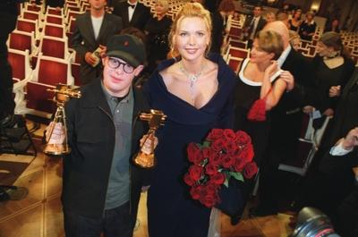 Goldene Kamera 2002 , Veronica Ferres und Bobby Brederlow mit Preis 02/02 urb stehend Saal Halle dunkel halb quer l?chel-stock-photo