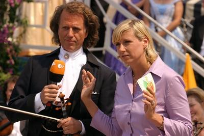 Violinist Andre Rieu NED im Gespr?ch mit Moderatorin Andrea Kiewel GER anl?sslich des ZDF Ferns-stock-foto