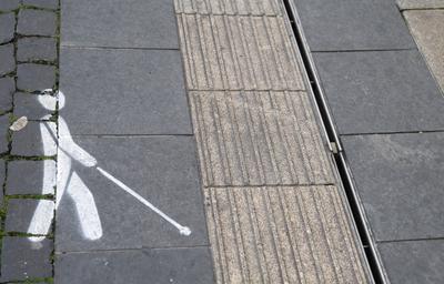 Erfurt 16.11.2023, Erfurt, auf dem Fussweg ist eine Figur mit Blindenstock aufgemalt - diese verweist auf die Blindenstr-stock-foto