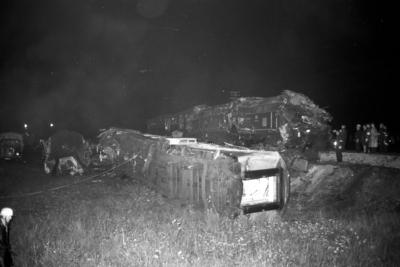 Feuerwehrleute bei Bergungsarbeiten nach einem Zugungl?ck bei Holzkirchen Bayern Deutschland-stock-foto
