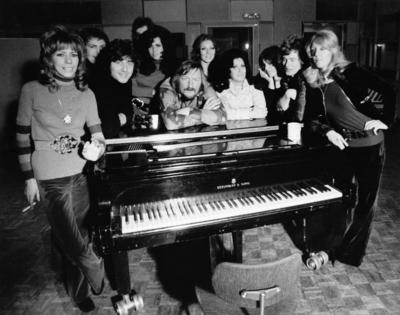 Der deutsche Bandleader Komponist Arrangeur und Musikproduzent James Last liegt auf einem Fl?gel b-stock-foto