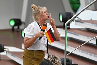 ZDF - Fernsehgarten. Moderatorin Andrea Kiwi Kiewel w?hrend der ZDF - Unterhaltungsshow Fernsehgarten am 30.06.2024 in M-stock-foto