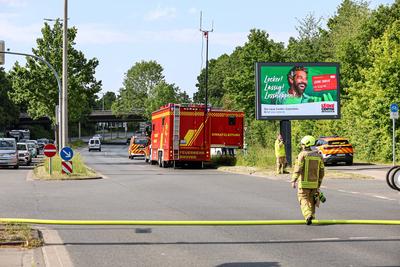 Feuer auf Hochhausdach im neunten Obergeschoss - Bewohner evakuiert-stock-foto