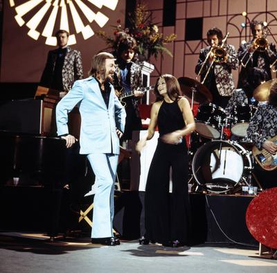 Wencke Myhre Der deutsche Bandleader, Komponist, Arrangeur und Musikproduzent James Last bei einem Auftritt mit S?ngerin-stock-foto