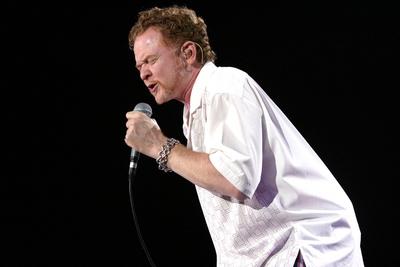 Bildnummer: 50212533  Datum: 12.05.2003  Copyright: imago/ScherfS?nger Mick Hucknall (GBR/Simply Red) w?hrend eines Konzerts , Personen, Profil; 2003, Berlin, Musiker, Konzerte, Pop, Soul, Hucknall; , quer, Kbdig, Einzelbild, close, Musik, Kunst, Seitenansicht, Perspektive, Deutschland, Aktion, PeopleBildnummer 50212533 Date 12 05 2003 Copyright Imago Scherf Singer Mick Hucknall GBR Simply Red during a Concert People Profile 2003 Berlin Musician Concerts Pop Soul Hucknall horizontal Kbdig Single Close Music Art Side view Perspective Germany Action shot Celebrities-stock-foto