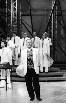 Bildnummer: 56753195  Datum: 03.11.1990  Copyright: imago/teutopressJames Last (Komponist) 11/90 h?r James Last in ARD-Wunschkonzert im November 1990 Deutscher deutsch Hans Last Bandleader Arrangeur Musikproduzent Produzent Musik Orchester Swing Pop Klassik Jazz kurze Haare kurzhaarig grauhaarig wei?haarig Schn?uzer Schnauzbart Bart b?rtig Oberlippenbart seri?s festlich feierlich Jackett Weste Fliege stehen stehend Arme hinter R?cken verschr?nkt verschr?nkend Auftritt auftreten auftretend Kulisse Musiker Stufen Treppe Treppenstufen Fernsehauftritt Fernsehsendung Sendung TV TV-Show Show B?hne Fernsehstudio Studio Hochformat hoch ganz sw People x0x xsk 1990 hoch  56753195 Date 03 11 1990 Copyright Imago teutopress James Load Composer 11 90 hearing James Load in ARD Wish concert in November 1990 German German Hans Load Bandleader Arranger Music producer Producer Music Orchestra Swing Pop Classical Jazz Short Hair short grauhaarig wei?haarig Schn?uzer Moustache Beard bearded Upper lips beard seriously festive solemnly Jacket Vest Fly Stand standing Arms behind Back folded verschr?nkend Appearance Occurrence  Backdrop Musician Levels Staircase Stairs TV Television broadcast Consignment TV TV Show Show Stage Television Studio Portrait vertical whole black and white Celebrities x0x xSK 1990 vertical-stock-photo