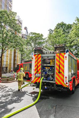 Feuer auf Hochhausdach im neunten Obergeschoss - Bewohner evakuiert-stock-foto