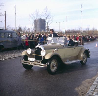 Autoshow Ein Oldtimer der Marke Chrysler wird von zwei M?nnern auf einer Autoshow in M?nchen in den 1980er Jahren gefahr-stock-photo