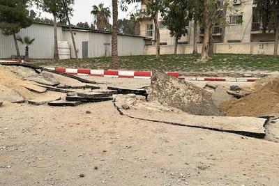 Palestinians inspect the damage, after the European Hospital was partially damaged following Israeli airstrikes-stock-foto