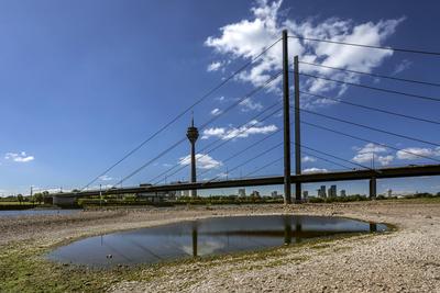Rhein hat Niedrigwasser, gro?e Fl?chen des Flusses liegen trocken, Blick auf die Rheinkniebr?cke und den Rheinturm - D?s-stock-foto