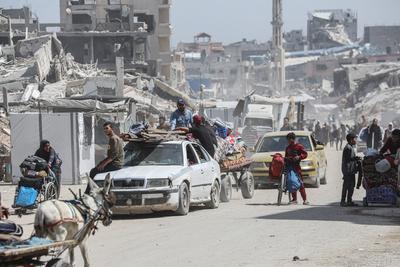 Palestinians carry their belongings as they flee Gaza City-stock-foto