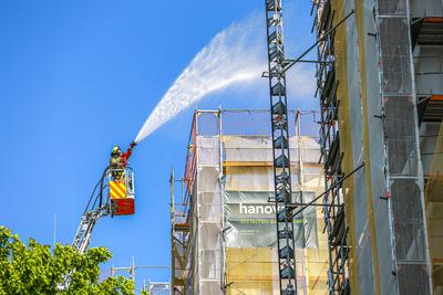 Feuer auf Hochhausdach im neunten Obergeschoss - Bewohner evakuiert-stock-foto