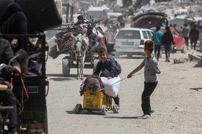 Palestinians carry their belongings as they flee Gaza City-stock-foto