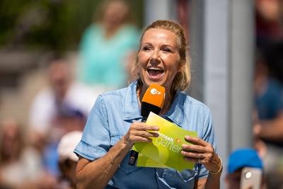 ZDF Fernsehgarten, 22.05.2022 Andrea Kiewel, ZDF Fernsehgarten, 22.05.2022 *** ZDF TV Garden, 22 05 2022 Andrea Kiewel,-stock-foto