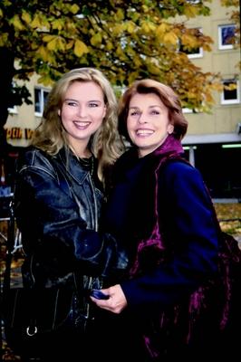Bildnummer: 57666778  Datum: 01.05.1993  Copyright: imago/Sp?ttel PictureVeronica Ferres und Senta Berger / Setfoto / M?nchen / ca. 1993 People Entertainment x1x xsk 1993 hoch  !AUFNAHMEDATUM GESCH?TZT! . 57666778 Date 01 05 1993 Copyright Imago Sp?ttel Picture Veronica Ferres and Senta Berger Setfoto Munich Approx 1993 Celebrities Entertainment x1x xSK 1993 vertical date estimated-stock-foto