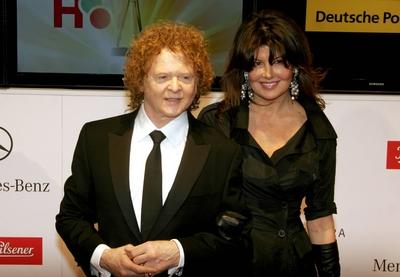 Bildnummer: 53764373  Datum: 30.01.2010  Copyright: imago/Sven SimonS?nger Mick HUCKNALL, Simply Red, mit Lebensgef?hrtin Gabriella Wesberry anl?sslich der Verleihung von DIE GOLDENE KAMERA in Berlin - 45. Goldene Kamera 2010 People Goldene Kamera kbdig xsp 2010 quer Highlight premiumd o0 Familie Frau FreundinBildnummer 53764373 Date 30 01 2010 Copyright Imago Sven Simon Singer Mick Hucknall Simply Red with Life companion Gabriella Wesberry during the award Ceremony from the Golden Camera in Berlin 45 Golden Camera 2010 Celebrities Golden Camera Kbdig xsp 2010 horizontal Highlight premiumd o0 Family Woman Girlfriend-stock-foto