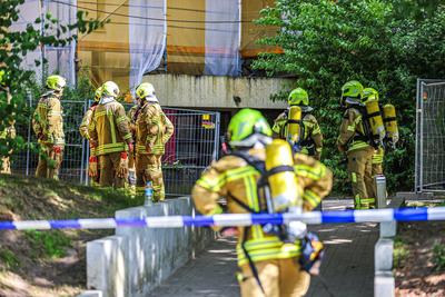 Feuer auf Hochhausdach im neunten Obergeschoss - Bewohner evakuiert-stock-foto