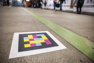 NaviLens QR-Code f?r Menschen mit Sehbehinderungen, digitale Zeichensprache im Hauptbahnhof Stuttgart. //17.04.2024: Stu-stock-foto