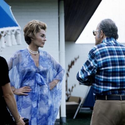 Die deutsche Schauspielerin Lilli Palmer mit Regisseur Alfred Weidenmann bei Dreharbeiten am Set zur-stock-photo