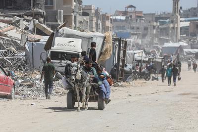 Palestinians carry their belongings as they flee Gaza City-stock-foto