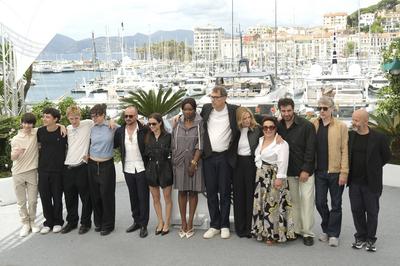 Solan Machado-Graner, Côme Péronnet, Valentin Campagne, Mathilde Riu, Jonathan Turnbull, Mathilde Roehrich, Guslagie Malanda, Dominik Moll, Léa Drucker, Sandra Colombo, Théo Costa-Marini, Stanislas Merhar, Gilles Marchand-stock-foto