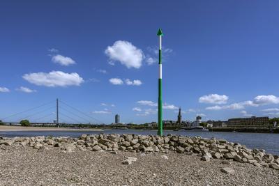 Rhein hat Niedrigwasser durch langanhaltende Trockenheit, Binnenschifffahrtszeichen an einer Buhne die weit ?ber dem Flu-stock-photo