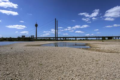 Rhein hat Niedrigwasser, gro?e Fl?chen des Flusses liegen trocken, Blick auf die Rheinkniebr?cke und den Rheinturm - D?s-stock-foto