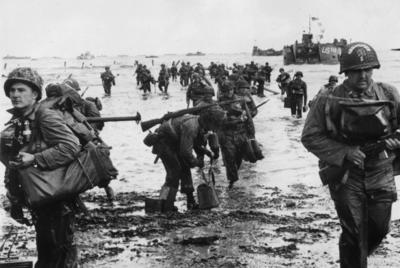 Bildnummer: 55838598  Datum: 06.06.1944  Copyright: imago/United ArchivesWW2: American shock troops carrying full equipment wade on to the beachhead in Northern France during the Allied landing, 6th June 1944. D Day. Mono Print !AUFNAHMEDATUM GESCH?TZT! kbdig 2011 quer WW2 WWII World War Two 174/13831 EA25636 France & French D Day  o0 Zweiter Weltkrieg, Krieg, 2., Landung, D Day, Normandie 55838598 Date 06 06 1944 Copyright Imago United Archives WW2 American Shock Troops carrying Full Equipment Calf ON to The  in Northern France during The ALLIED Landing 6th June 1944 D Day Mono Print date estimated Kbdig 2011 horizontal WW2 WWII World was Two 174   France & French D Day o0 Second World War II War 2 Landing D Day Normandy-stock-photo