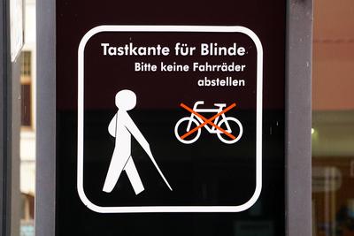 behindertengerecht, Tastkante f?r Blinde, Hinweisschild mit Piktogrammen, Abstellverbot von Fahrr?dern *** handicapped a-stock-foto
