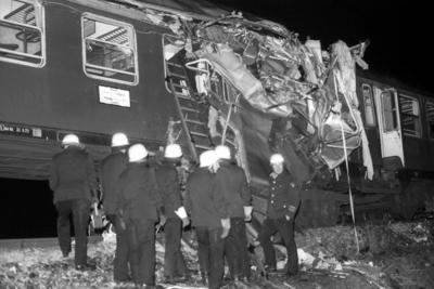 Feuerwehrleute bei Bergungsarbeiten nach einem Zugungl?ck bei Holzkirchen Bayern Deutschland-stock-foto