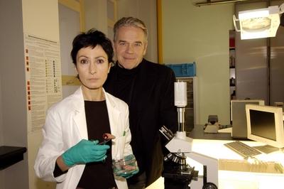 Schauspieler J?rgen Heinrich (GER/Hauptkommissar Andreas Wolff) und Schauspielerin  Renan Demirkan (TUR/ Biologin Dr. S-stock-foto