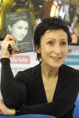 Bildnummer: 57027719  Datum: 17.10.2008  Copyright: imago/teutopressRenan Demirkan (Autorin) 10/08 thg Renan Demirkan am 17. Oktober 2008 w?hrend der Buchmesse in Frankfurt / Main Deutschland deutsch Deutsche Frau Schriftstellerin Literatur Schauspielerin Schauspiel german actress writer author hoch halb Portrait sitzend l?chelnd Buch Buchtitel Buchcover Cover Septembertee Autobiographie haltend Frankfurter Messe Blaues Blaue Das Sofa 3 People xns x0x 2008 hoch  57027719 Date 17 10 2008 Copyright Imago  Renan Demirkan Author 10 08 THG Renan Demirkan at 17 October 2008 during the Book Fair in Frankfurt Main Germany German German Woman Writer Literature Actress Acting German actress Writer author vertical half Portrait seated smiling Book Titles Cover Cover Septembertee Autobiography holding Frankfurt trade Fair Blue Blue the Sofa 3 Celebrities xns x0x 2008 vertical-stock-photo