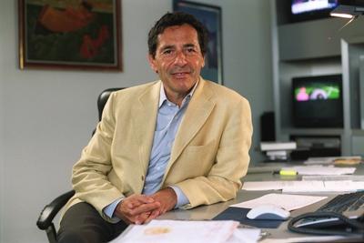 Bildnummer: 56952474  Datum: 19.05.2004  Copyright: imago/teutopressRoger Schawinski (Medienmanager) 05/04 urb Mann Schweiz Schweizer Medien TV Fernsehen Manager Medienmanager SAT.1 Programmgesch?ftsf?hrer Chef Gesch?ftsf?hrer dunkelhaarig kurzhaarig leger Jackett Hemd halb quer sitzend B?ro Schreibtisch l?chelnd aufgest?tzt Fototermin am 19.05.2004 in Berlin (exklusiv) People x0x xkg 2004 quer  56952474 Date 19 05 2004 Copyright Imago  Roger Schawinski Media Manager 05 04 URB Man Switzerland Swiss Media TV Television Manager Media Manager SAT 1 Business leaders Boss manager dark haired short casual Jacket Shirt half horizontal seated Office Desk smiling Aufgest?tzt Photo call at 19 05 2004 in Berlin exclusive Celebrities x0x xkg 2004 horizontal-stock-foto
