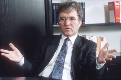 Bildnummer: 56806811  Datum: 01.11.1991  Copyright: imago/teutopressHorst Teltschik 11/91 mapo quer halb sprechend gestikulierend B?CHERREGAL Mann Unternehmen BMW Management Wirtschaft dunkelhaarig Brille People 03 xmk x0x 1991 quer  56806811 Date 01 11 1991 Copyright Imago  Horst Teltschik 11 91  horizontal half Spoken gesticulating Bookshelf Man Companies BMW Management Economy dark haired Glasses Celebrities 03 xmk x0x 1991 horizontal-stock-foto