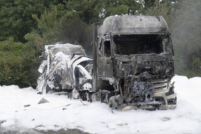 LKW-Brand auf dem Hotelparkplatz von Van der Valk-stock-photo