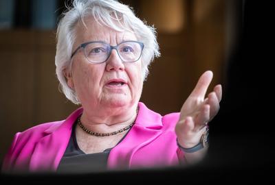Gespr?ch mit Schavan 20240308 Interview im Landtag BaW? mit Annette Schavan CDU Ehemalige deutsche Bundesministerin f?r-stock-foto